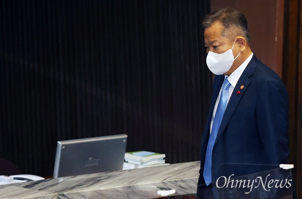 박홍근 외 168명 의원이 ’이태원 압사 참사’에 책임을 물어 이상민 행안전부장관의 해임건의안이 발의된 8일 오후 서울 여의도 국회 본회의에 이 장관이 참석한 뒤 자리를 나서고 있다.