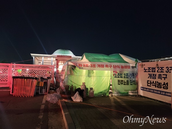지난 7일 밤, 단식 8일차인 유성욱(58) 택배노조 CJ대한통운본부 본부장을 국회 앞 농성장에서 만났다.