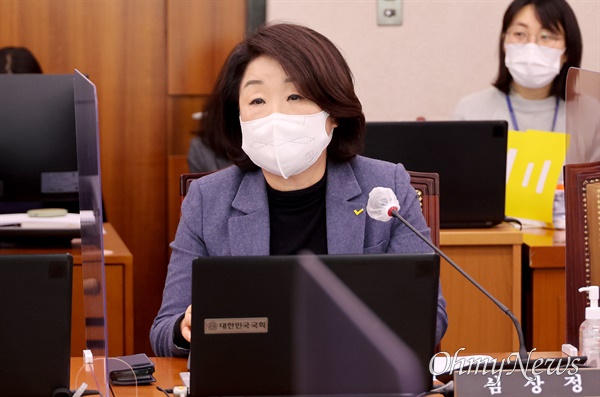 심상정 정의당 의원이 9일 오전 서울 여의도 국회에서 열린 국토교통위원회 전체회의에 참석해 화물노동자 파업에 대한 정부의 대처를 지적하는 발언을 하고 있다.
