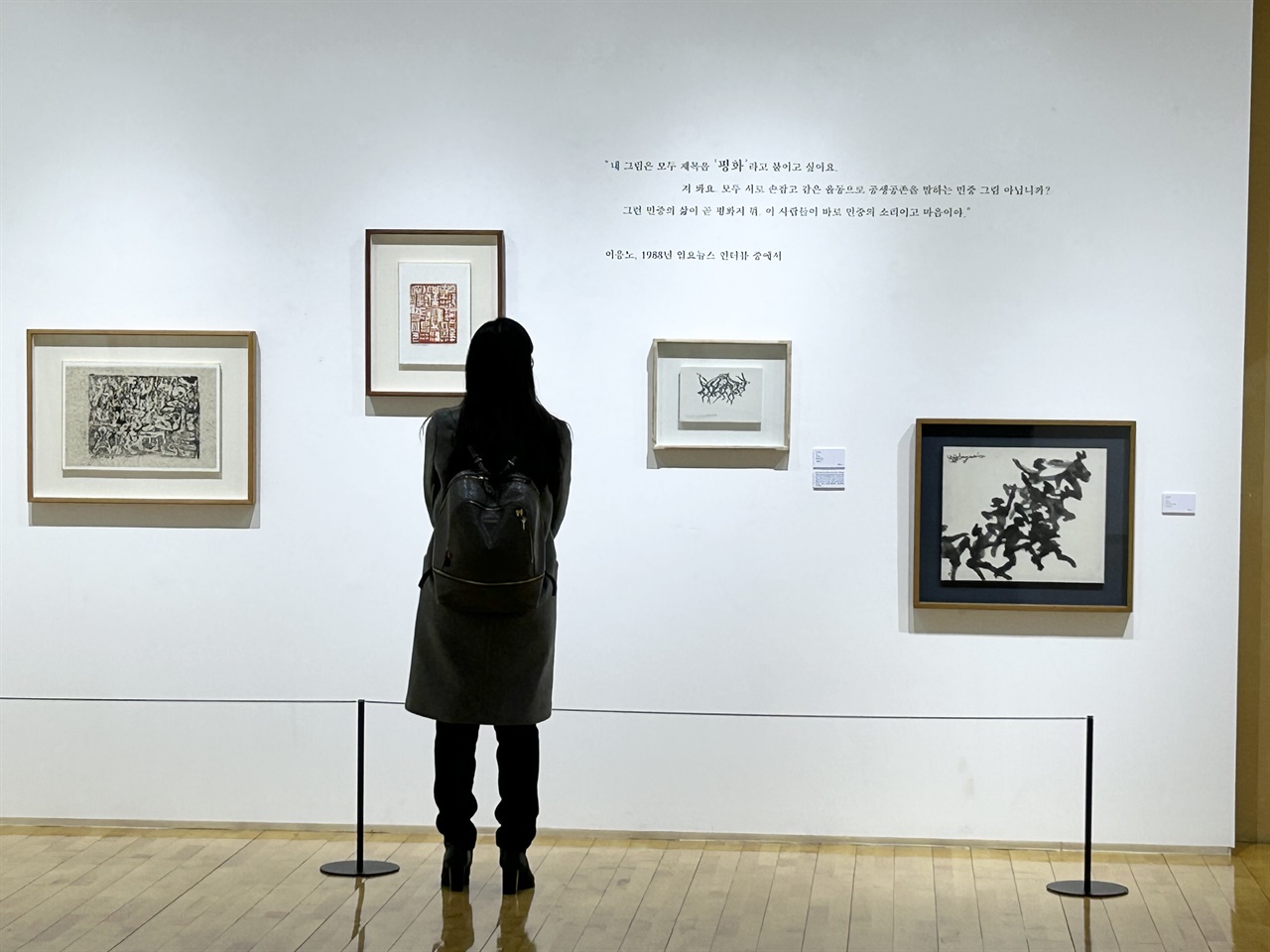 그동안 공개되지 않았던 고암 이응노 화백의 작품이 최근 전시되면서, 미술 애호가들사이에서 큰 관심을 끌고 있다. 전시장을 찾은 한 시민이 작품을 감상하고 있다.