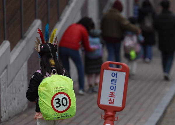 지난 13일 강남구 언북초등학교 앞에 형광색 커버가 씌워진 가방을 멘 학생이 하교하고 있다.