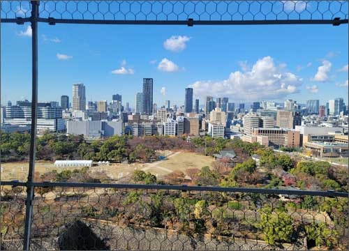오사카성 천수각 8층 전망대에 오르면 오사카 시내가 한눈에 내려다 보인다.