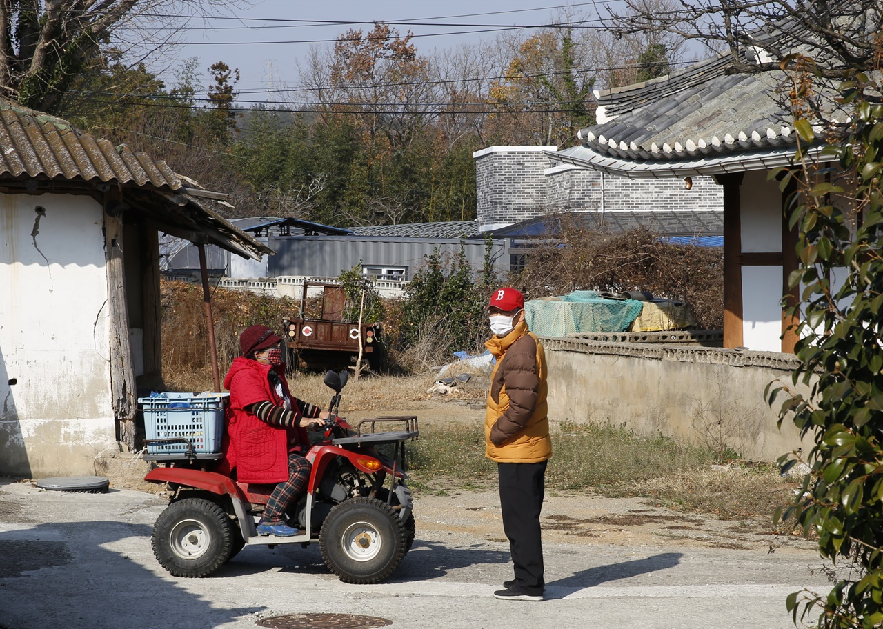  영신마을 주민. 김정민 이장(오른쪽)이 마을주민과 만나 얘기를 나누고 있다.
