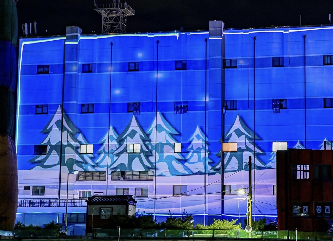홍성군에서는 지난 6일부터 홍주읍성 인근 대형 건물에 미디어파사드를 이용한 화려한 크리스마스트리가 홍주읍성을 환하게 밝혀주고 있다.