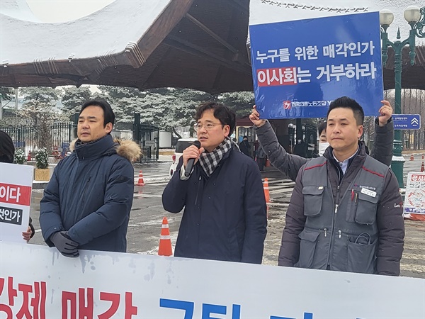 21일 오전 전국언론노조 YTN 지부와 한국마사회 노동조합이 과천 한국마사회 앞에서 'YTN 지분 강제 매각 규탄 기자회견'을 함께 열었다. 고한석 전국언론노조 YTN 지부장이 발언을 하고 있다.