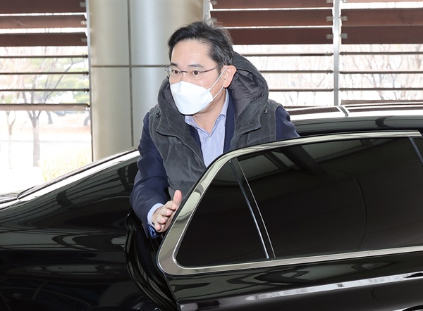 이재용 삼성전자 회장이 21일 강서구 서울김포비즈니스항공센터를 통해 베트남으로 출국하기 위해 차에서 내리고 있다.