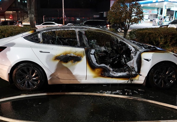 26일 오전 부산 북구 만덕터널 쪽에서 테슬라 전기차 화재로 경찰과 소방이 출동했다. 이 차량의 불은 20여 분 만에 꺼졌다.