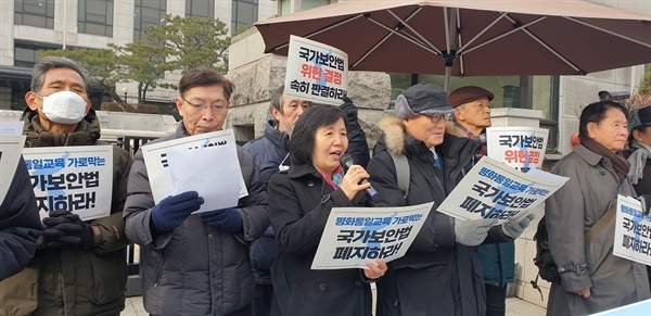 국가보안법 위반으로 파면이 된 인천의 박미자 교사가 국가보안법은 교사의 교육권을 침해하고, 학생들의 창의성을 억압하는 악법이라고 지적하고 있다.