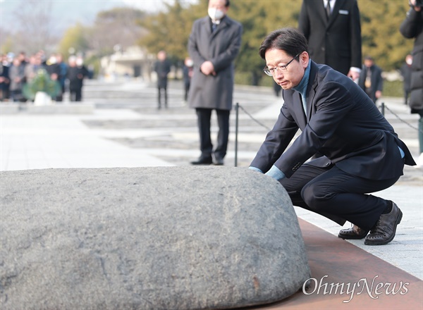 김경수 전 경남지사가 28일 오전 봉하마을 고 노무현 전 대통령 묘소를 참배했다.