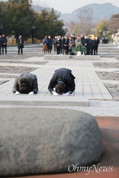 김경수 전 경남지사가 28일 오전 봉하마을 고 노무현 전 대통령 묘소를 참배했다.