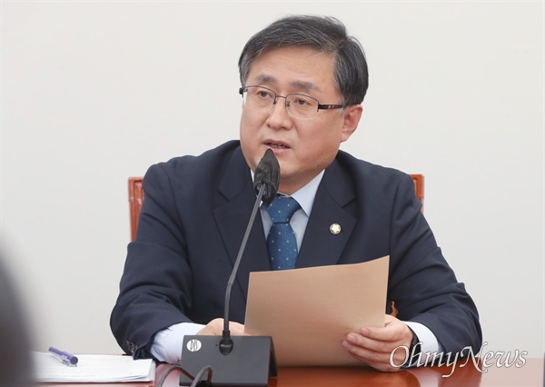 김성환 더불어민주당 정책위의장이 1월 3일 서울 여의도 국회에서 열린 원내대책회의에서 발언하고 있다.
