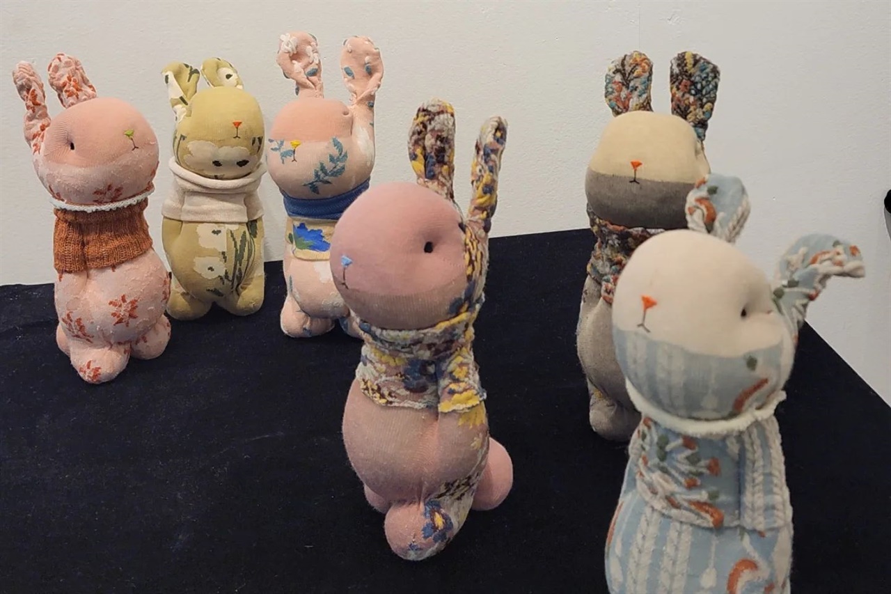 양망을 재료로 만든 다양한 모습의 토끼 작품들.