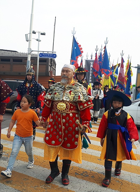 여수에서 열린 진남제전 행사에 이순신장군으로 분장해 아이들과 함께 행진 중인 김종의씨 모습