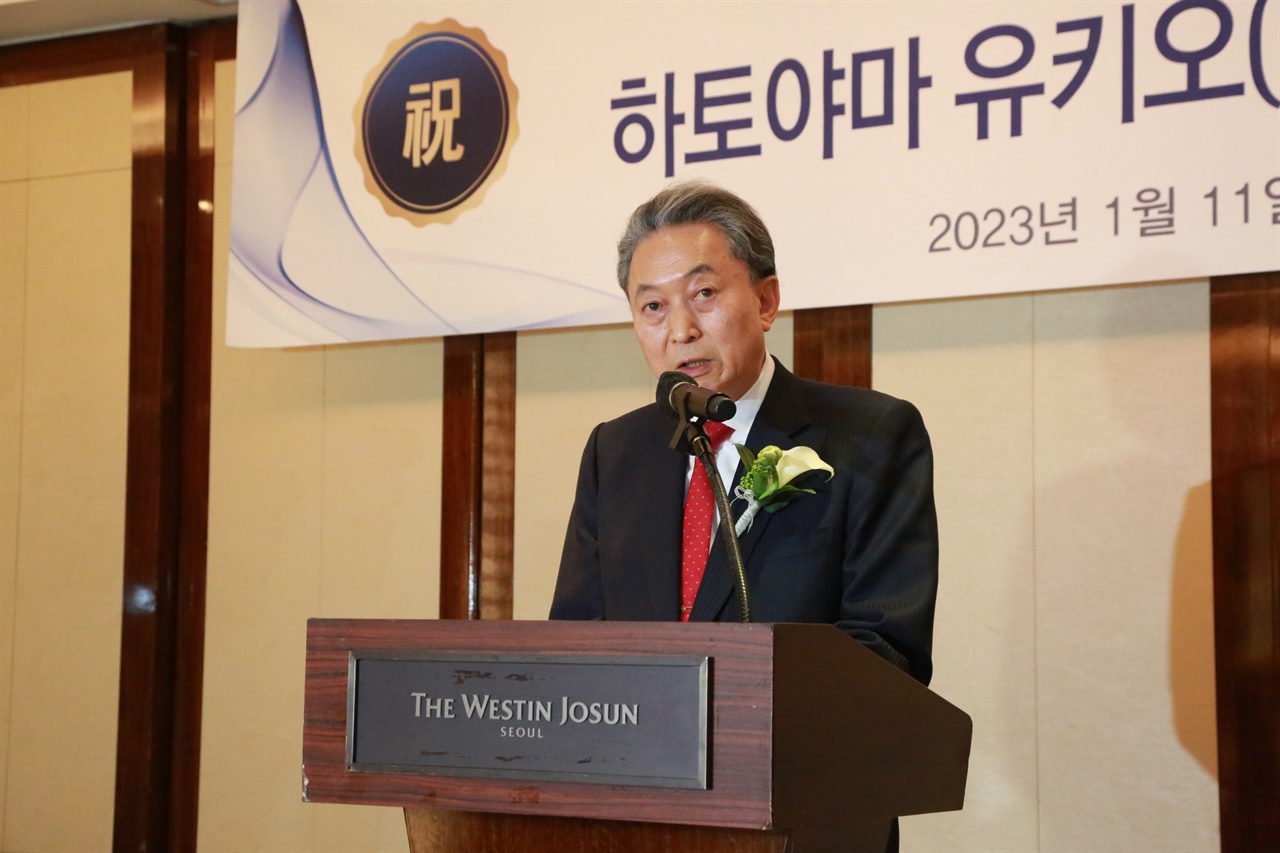 11日午後、ソウルのウェスティン朝鮮ホテルで行われたウダン財団主催のウダン特別賞授賞式で、「鳩山由紀夫元首相が価格の感想を述べる。