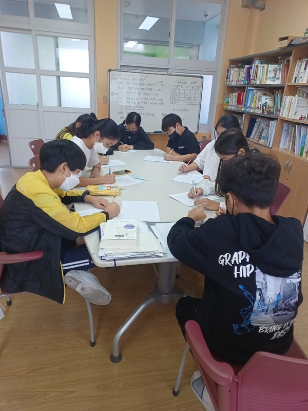 수요일 오후 수석 선생님 교실에 모여 글쓰기에 매진하는 동아리 학생들