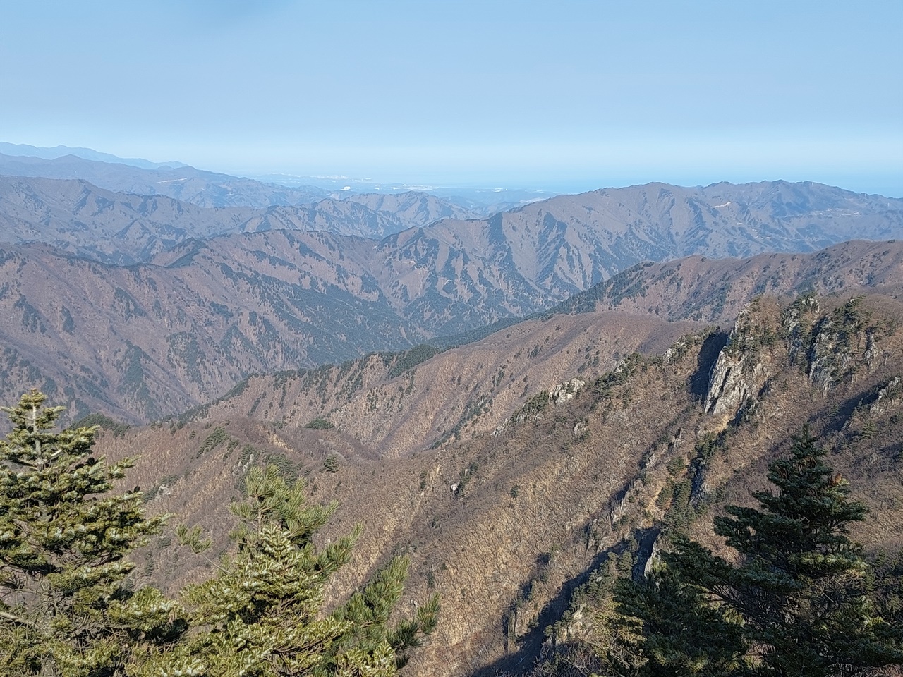 정상에서 남쪽 방향으로 보이는 전경으로 황병산, 소황병산 등이 보인다. 