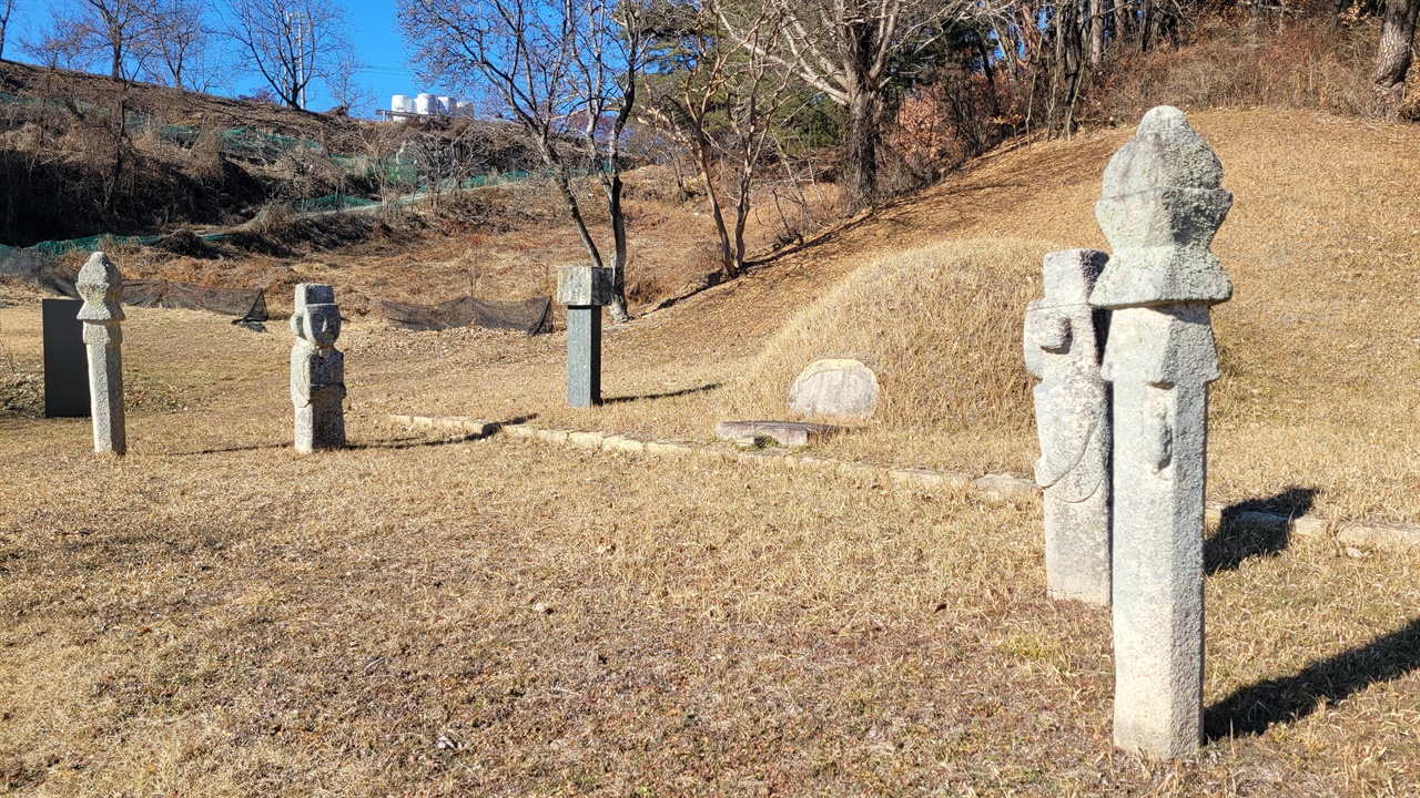 내암 정인홍의 묘소, 석물은 일제강점기 이후에 세워진 것이다.