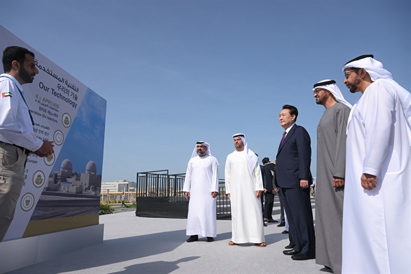 윤석열 대통령과 모하메드 빈 자이드 알 나흐얀 아랍에미리트(UAE) 대통령이 16일 오후(현지시간) UAE 아부다비 알다프라 바라카 원자력 발전소에서 열린 3호기 가동 기념식에서 원전에 대한 설명을 듣고 있다. 