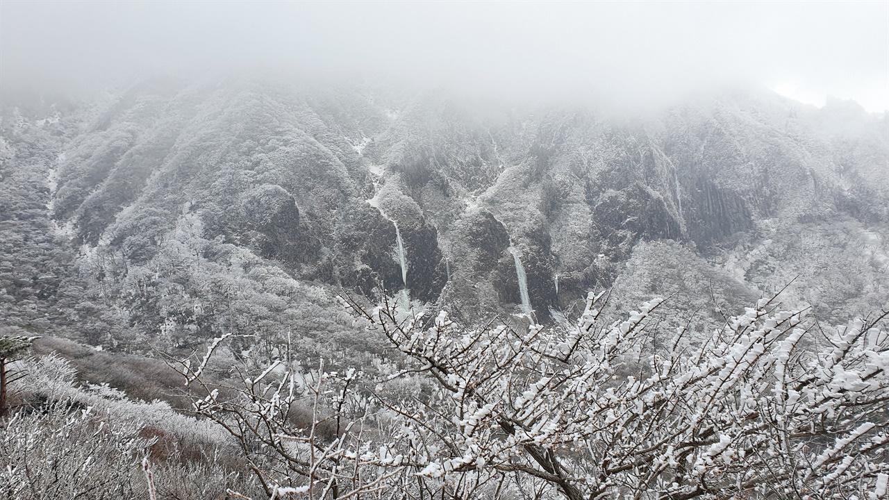 한라산 영실코스의 설경은 겨울산행의 대명사라고 해도 과언이 아니다.
등산로를 따라 상고대와 병풍바위가 어우러져 환상의 설경을 감상할 수 있다.
