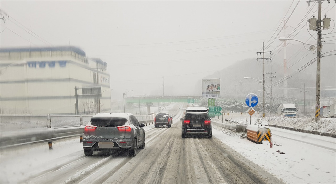 From the night of the 25th, a heavy snowfall warning was announced in 22 cities and counties in Gyeonggi Province, and Gyeonggi-do started the first phase of emergency from 10:00 pm.