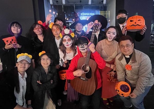 지난 10월 28일 토요일 밤, 이태원 참사 생존자 이주현씨가 시민들과 함께 이태원에서 애니메이션 영화 '코코' 분장을 하고 기념사진을 찍고 있다. 