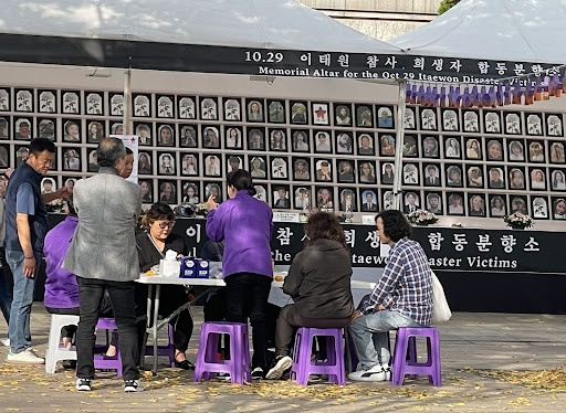 10.29 이태원참사 발생 371일째인 지난 11월 4일, 서울광장 분향소 앞에서 유가족들과 시민들이 보라리본을 만들며 담소를 나누고 있다. 