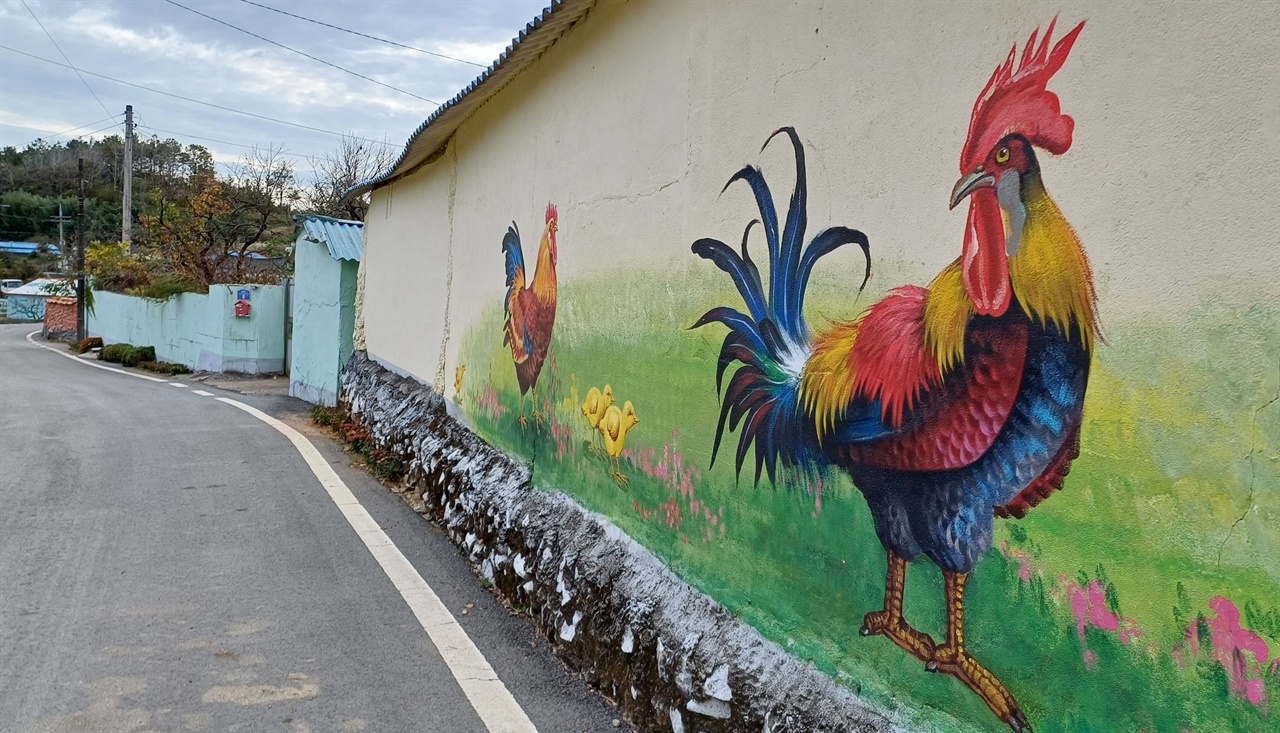 계동마을의 담장 벽화. 마을 유래와 얽힌 닭 그림이 그려져 있다.