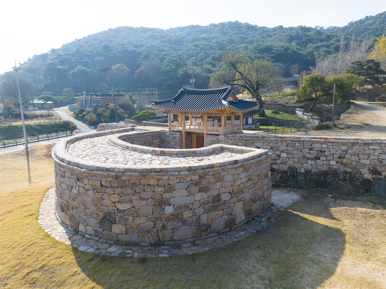 결성읍성 안내자료에 따르면 결성 읍성은 문종 1년(1451년) 완공된 조선시대 석축성으로, 석당산 능선을 따라 성벽을 축조했다. 사진은 복원된 동문 성곽과 옹성(둥근 부분)과 문루.