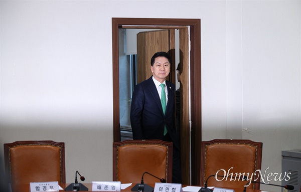 국민의힘 김기현 대표가 20일 오후 국회에서 열리는 최고위원회의에 참석하기 위해 입장하고 있다.