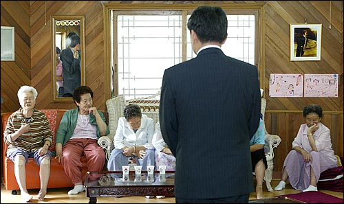  'MBC 100분 토론(지난 2일 방송)'에서 일제시대 정신대 발언으로 논란을 일으킨 이영훈 교수가 6일 오전 일본군 '위안부' 출신 할머니들이 생활하는 경기도 광주 나눔의 집을 사죄방문했다.