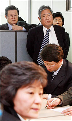 지난 1월 15일 박근혜 후보(맨앞)의 기자간담회를 지켜보는 안병훈씨.