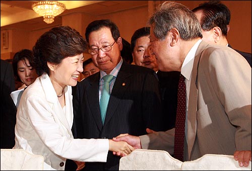 경선 패배후인 지난 8월 27일  선대위 해단식에 참석한 박근혜 전 후보가 공동선대위원장인 안병훈씨와 악수하고 있다.
