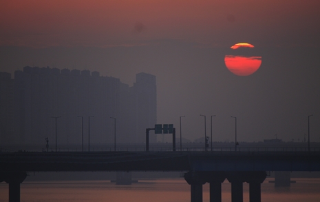 [사진] 구름이 짙게 깔린 서울 하늘 위로 떠오르는 해