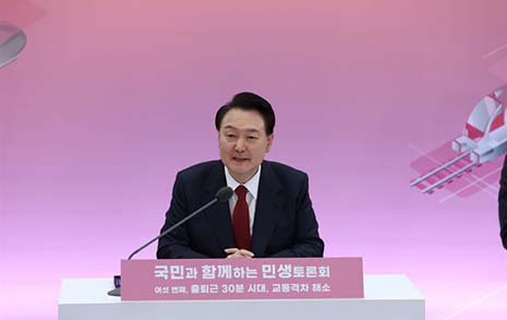 윤 대통령 국정 지지율 31%, 지난 1년 중 최저 기록