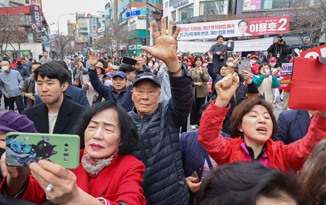 "학생들은 수업가고 장년층만..." 한동훈 첫날 신촌 유세 점수는요