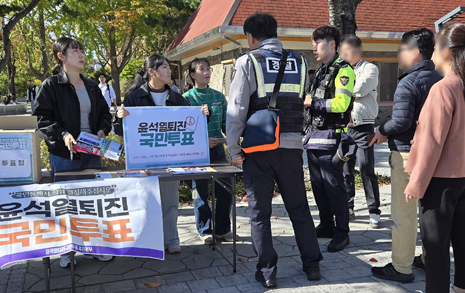 경찰까지 출동한 대학가... '퇴진 국민투표' 제지에 밤샘농성