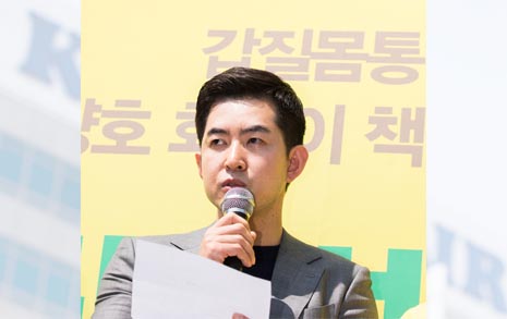 대한항공 앞, 마이크 든 박창진 "그들의 만행은 현재진행형"