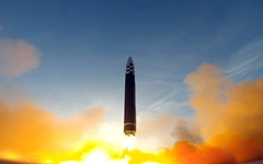 북한 "어제 ICBM '화성-17형' 발사"... 김정은 위원장 참관
