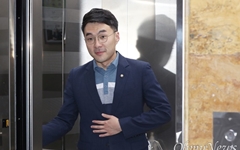 [오마이포토] 승강기 올라탄 김남국 의원