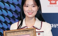 [오마이포토] '청룡 핸드프린팅' 김혜윤, 세계로 뻗고 싶은 배우