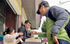 [사진] 서산풀뿌리시민연대, '가래떡 먹는 날' 시민들에 떡 나눔