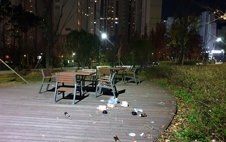 김해 장유율하 모산공원, 시민들 쓰레기 함부로 버려