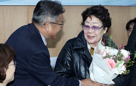 [오마이포토] 축하 꽃다발 받는 이용수 할머니