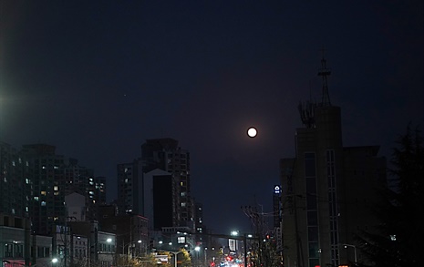 [사진] 도시 위 보름달, 잠시 올려다 볼 여유   