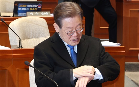 김용 '유죄 판결'에 이재명 첫 반응 "재판 끝난 것 아냐"