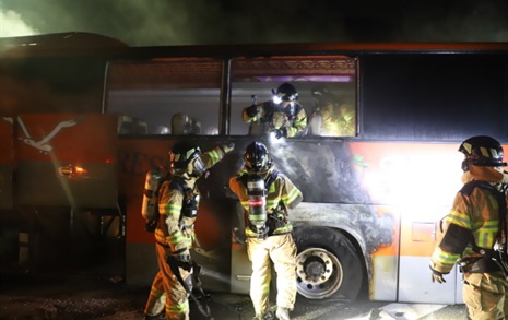 '아찔한 순간' ... 고속도로 운행중 대형버스 화재