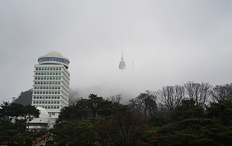 [사진] 구름 속 희미한 남산타워