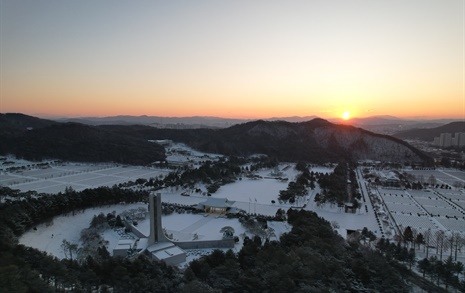 [사진] 눈 내린 다음 날의 대전현충원 풍경