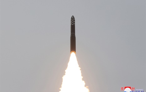 북, 동해상으로 ICBM 발사... 한미 '핵작전 연습' 합의 반발