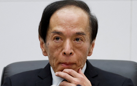 '돈 풀기 계속' 결정 일본은행 총재가 끝내 피한 질문은